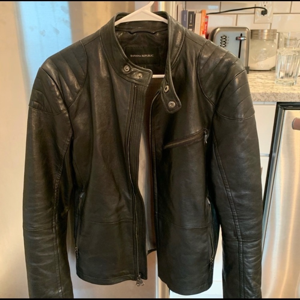 Size small great condition men’s leather jacket. From Banana Republic